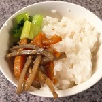 すすり家 - 無料のライスと漬物