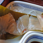 兼六園 三芳庵 - 中から鰆がこんにちは～
      鰆に昆布のお味がよく染みていて美味しいよ。
      巻かれていた昆布も、ちょっと固いけど食べられる
      ということなのでボキらは美味しく頂きました。