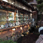 兼六園 三芳庵 - 本館横のウィンドウだよ。
      金沢の伝統的な焼物・九谷焼が飾られています。