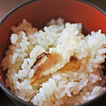 兼六園 三芳庵 - 白ごはんだと思ったら椎茸の炊き込みごはんだったよ。
      見た目、ごはんが白いので味が薄そうだけど、
      椎茸のお出汁がしっかりきいてて美味しいです。