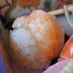 兼六園 三芳庵 - 後ろの方にあって見えてなかったけど、
      ミニサイズのてまり寿司も入ってたよ。
      凝ってるよね～