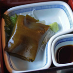 兼六園 三芳庵 - これ、なんだと思う？？
      ただの昆布と思うでしょう。
      昆布締めなんだよ。