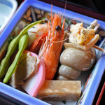 海老、バイ貝、煮こごり、かまぼこ、鶏肉、枝豆。
          見た目もきれいな上、どれも美味しい～！
          ひとつひとつとても丁寧に調理されてるのが分かります。