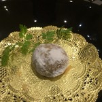 トゥ・ラ・ジョア - 桃のミルフィーユの器の下には小菓子が隠れています♪