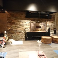窯焼きステーキ 福田 - スタイリッシュな店内に合わせた調光が雰囲気を演出しております。