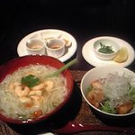 カスケイドカフェ - 海老入りアジアン麺　フォーとスパイシーチキン