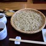 狭山 翁 - そばセットのそば（少し緑がかっている）