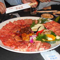 東京焼肉 平城苑 浅草総本店 - 芸術的な霜降りの和牛