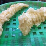 天ぷら だるま - 海老と白身魚です。