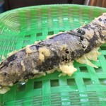 天ぷら だるま - 茄子です。天汁たっぷり含ませないと、口の中火傷します。