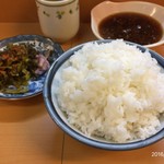 天ぷら だるま - 揚がるタイミングでご飯が来ます。待ちきれずにに、高菜とイカの塩辛でぱくつきます。