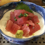 呑み食い処 うおひで - カウンターで出番を待つ、日替わりのマグロのぶつ切り