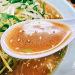 ラーメンショップ - まずはデフォでスープをお口にイン！ほぉ～何だろう？普通の味噌と全然違ってかなりアッサリ目で甘味が軽めでこれ旨い♪