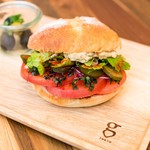 g TOKYO - Hummus & tomato sandwiches