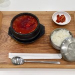 韓美膳 - スンドゥブ、ライスとキムチ付き、810円です。