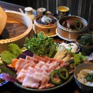 희귀 한 돼지 "시마 쿠루 -" 오키나와 요리와 시마 쿠루 - 세이로 찜 코스