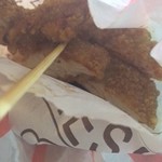 豪大大鶏排 - 串でいただく