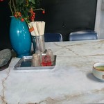 ごいみ - テーブル（何故か石が置いてある）