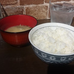 ヤミテキ - ご飯と味噌汁