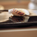 日本橋蛎殻町 すぎた - 塩じめにして４日の鯛の握り