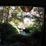 横浜うかい亭 - 館内1Fウェイティングルームから庭園の池をのぞむ