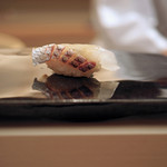 日本橋蛎殻町 すぎた - 塩じめにして４日の鯛の握り