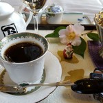 ブラジル屋 - サンタと椿の取り合わせ