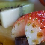 ブラジル屋 - イチゴは白い部分がカットされ・・・