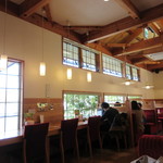 コメダ珈琲店 - 全国共通ロッジ風店内