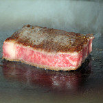 横浜うかい亭 - 5. うかい牛ステーキ（2人分）塩胡椒を振って、強火の鉄板で一気に両面焼き上げる。