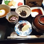 吉井旅館 - 朝食（海苔が木の箱にはいっていて燻してある）