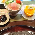 吉井旅館 - 朝食、フルーツ、サラダ、このほかに、湯豆腐があります。食後は、コーヒーか紅茶を選択できます。
      
      
      