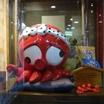 Tako no tetsu - お店の前に居る徹くんです。 頑張ってたこ焼を作る気まんまんですね。