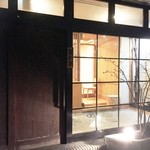 美かさ - お店入り口の引き戸