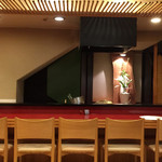 美かさ - 厨房を囲うカウンター席