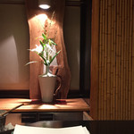 美かさ - 厨房奥の生け花