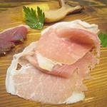 ニンジンとカルドンチェッリのピクルス、鴨生ハム、サンダニエーレ生ハム