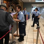 Mawashisushi Katsu Katsu Midori - 開店5分前のサービスの生姜ジュース配布!!（2016.12）