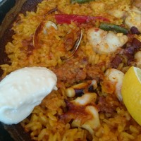 Bar Espanol LA BODEGA 大阪店 - メイン食材以外にイカやあさりなど魚介の旨味に、にんにく風味のアイオリソースやレモンが合う！