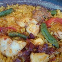 Bar Espanol LA BODEGA 大阪店 - しっとり上品な白身のカナトフグ、粗挽きで濃い旨味のアルボンディガス（肉団子）