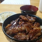 Onajimi - ランチタイムのサービスカルビ丼500円(もやしナムル・わかめスープ付き)