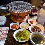炭火焼肉・韓国料理 KollaBo - サムギョプサル定食、皿多っ！