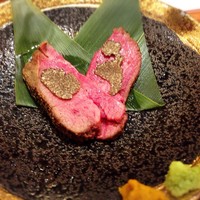東京肉しゃぶ家 - お通しの牛タンローストトリュフ乗ってます