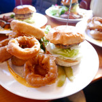 ザ・コーナー ハンバーガー＆サルーン - オニオンリング大盛り