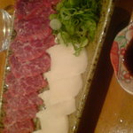 キュウベイ - なんと！馬刺しも。白いのはたてがみ、う、うまい！