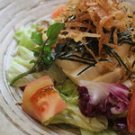 Shichirin Sumibiyaki Sumi Maru - 豆腐とカリカリじゃこサラダ