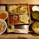 私＝季節の御膳1296円(温ソバ)