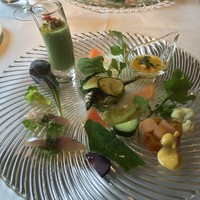 ジュエーメ - 前菜盛り合わせ（きゅうりのスープ ヒラマサのソテー、メロン赤肉のスープ ホヤと生ハム、ズッキーニとお米のサラダ 稚鮎のコンフィ添え、鱒とパプリカのテリーナ 鯵のカルパッチョ）