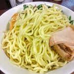 貝ガラ屋 - 麺は特には別注せず、つけ汁に合ったので、「濃厚牡蠣ソバ」と同じ中太のちょい縮れ麺使用。