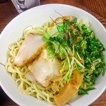 貝ガラ屋 - 麺の上には厚切りで歯応えの良いさがみ香福豚腿肉の低温調理チャーシュー２枚、茹でキャベツ、長い穂先メンマ、かいわれ、斜め切りの浅葱、糸唐辛子。